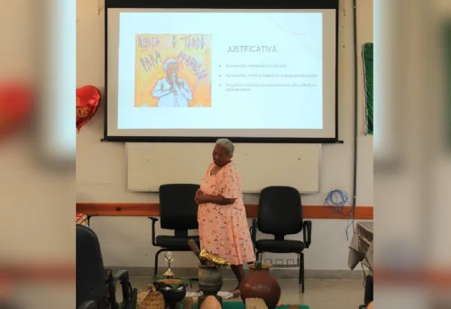 Idosa de 70 anos apresenta TCC sobre trajetória após décadas sem estudar