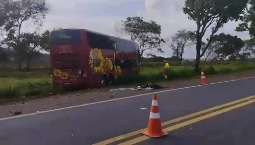 Acidente entre ônibus e caminhão deixa duas mortas na BR-153 em Goiás