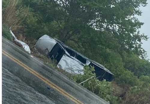 Casal devolve pertences a vítimas de acidente após mobilizar redes sociais